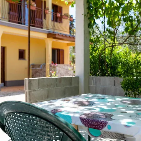 Secluded In Pore With Garden Appartement *