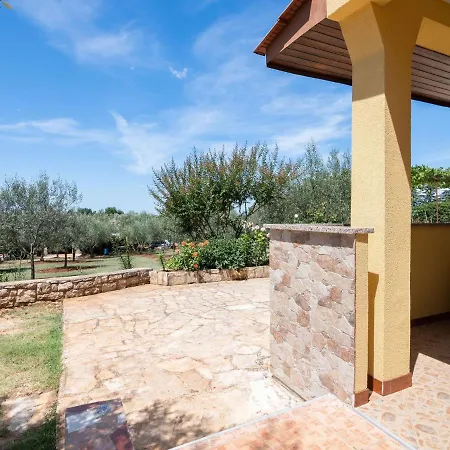 Appartement Secluded In Pore With Garden