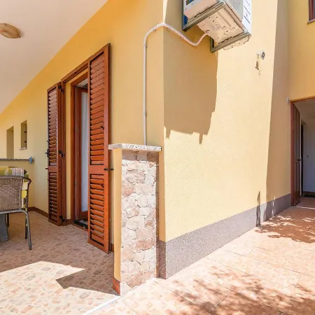 Appartement Secluded In Pore With Garden Poreč