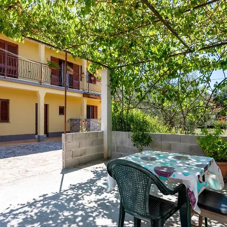 Secluded In Pore With Garden