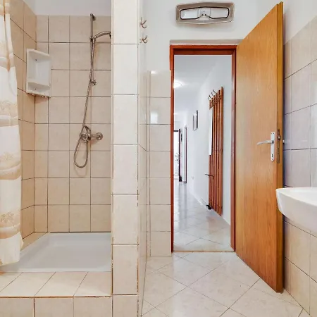Secluded In Pore With Garden Appartement *