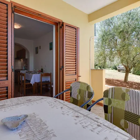 Secluded In Pore With Garden Appartement Poreč