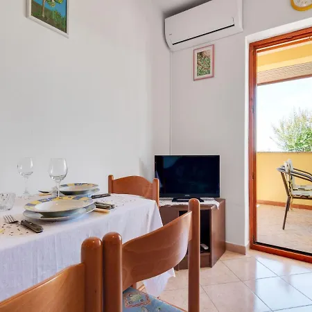 Appartement Secluded In Pore With Garden