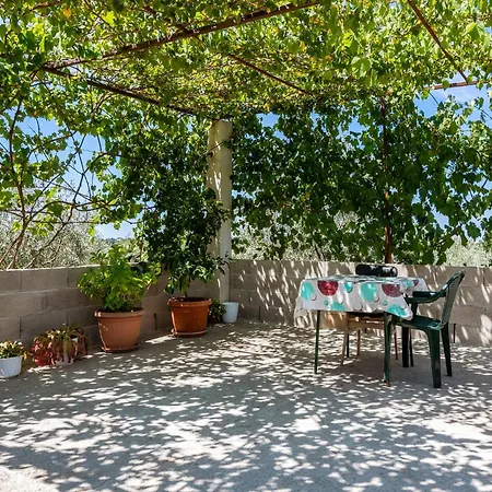 Apartman Secluded In With Garden