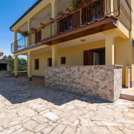 Secluded In Pore With Garden Apartment *