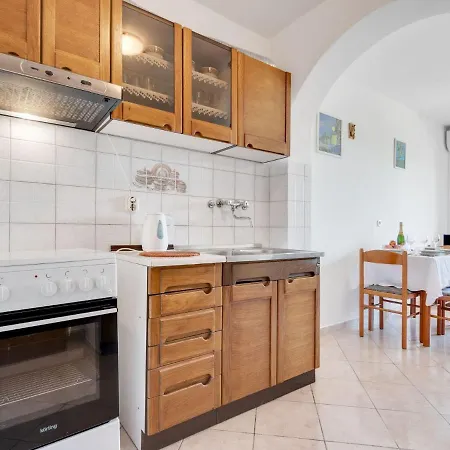 Secluded In Pore With Garden Porec