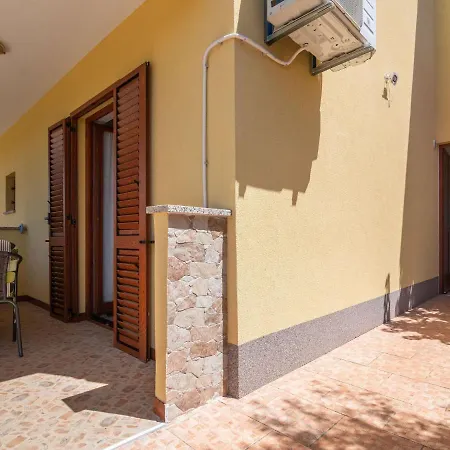 Secluded In Pore With Garden Apartment