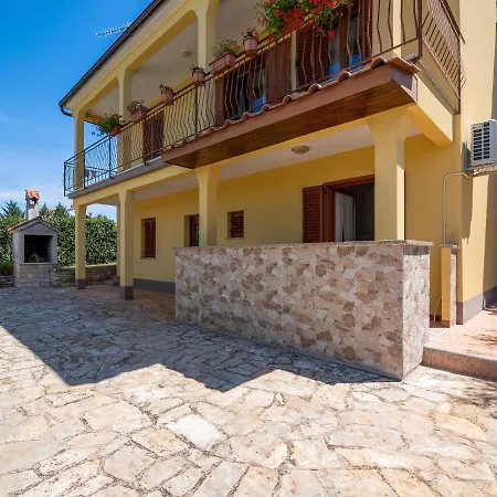 Apartment Secluded In Pore With Garden Porec
