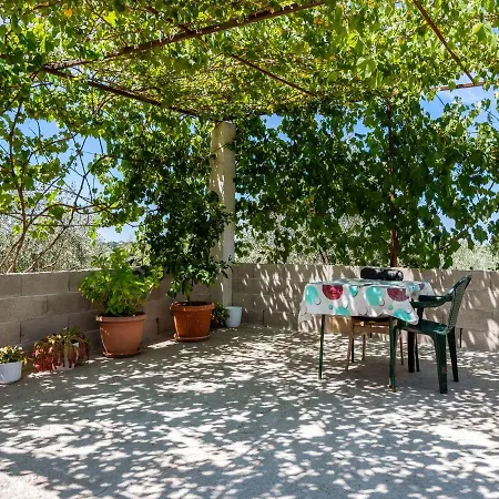 Secluded In Pore With Garden Apartment
