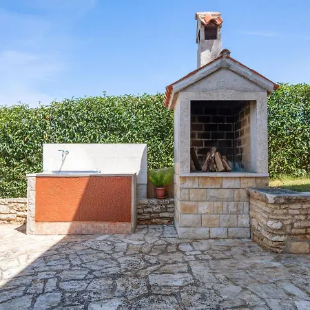 Apartment Secluded In Pore With Garden Porec