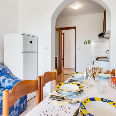 Secluded In Pore With Garden Apartment