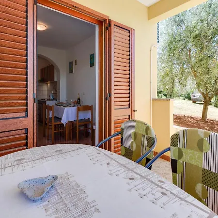 Apartment Secluded In Pore With Garden Porec