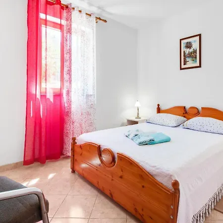 Secluded In Pore With Garden Porec