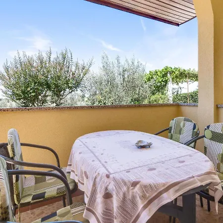 Secluded In Pore With Garden Porec