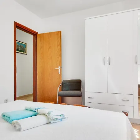 Secluded In Pore With Garden Apartment Porec