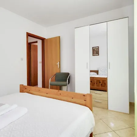 Secluded In Pore With Garden Apartment Porec