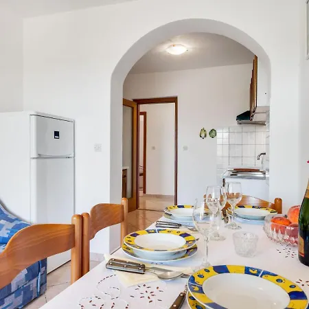 Secluded In Pore With Garden Porec