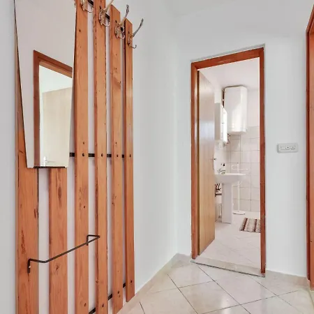 Apartment Secluded In Pore With Garden