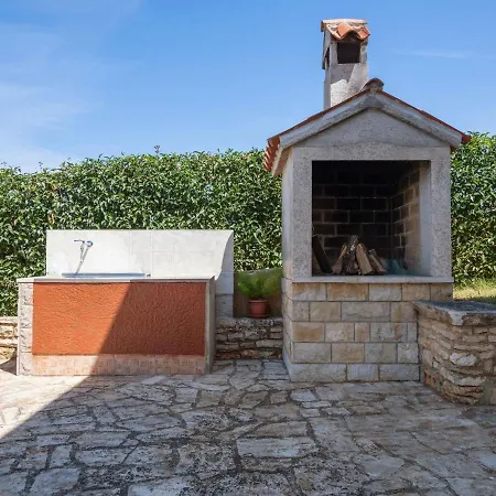 Secluded In Pore With Garden Porec