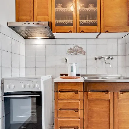 Apartment Secluded In Pore With Garden