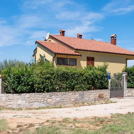 Secluded In Pore With Garden Apartment *