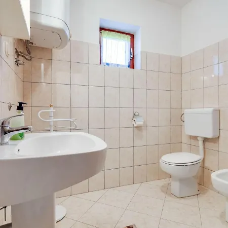 Apartment Secluded In Pore With Garden
