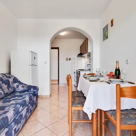 Secluded In Pore With Garden Apartment Porec