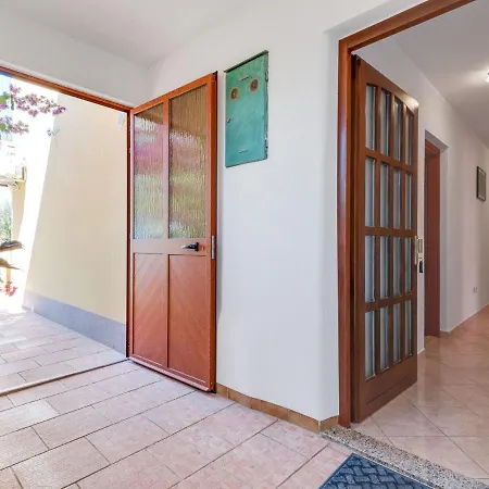 Secluded In Pore With Garden Porec