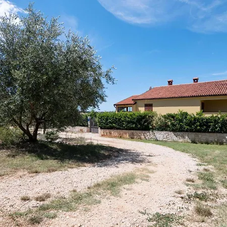 Apartment Secluded In Pore With Garden Porec