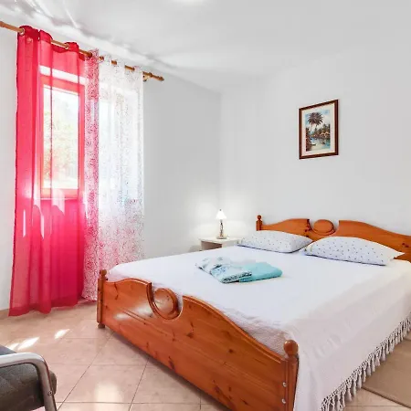 Secluded In Pore With Garden Apartment